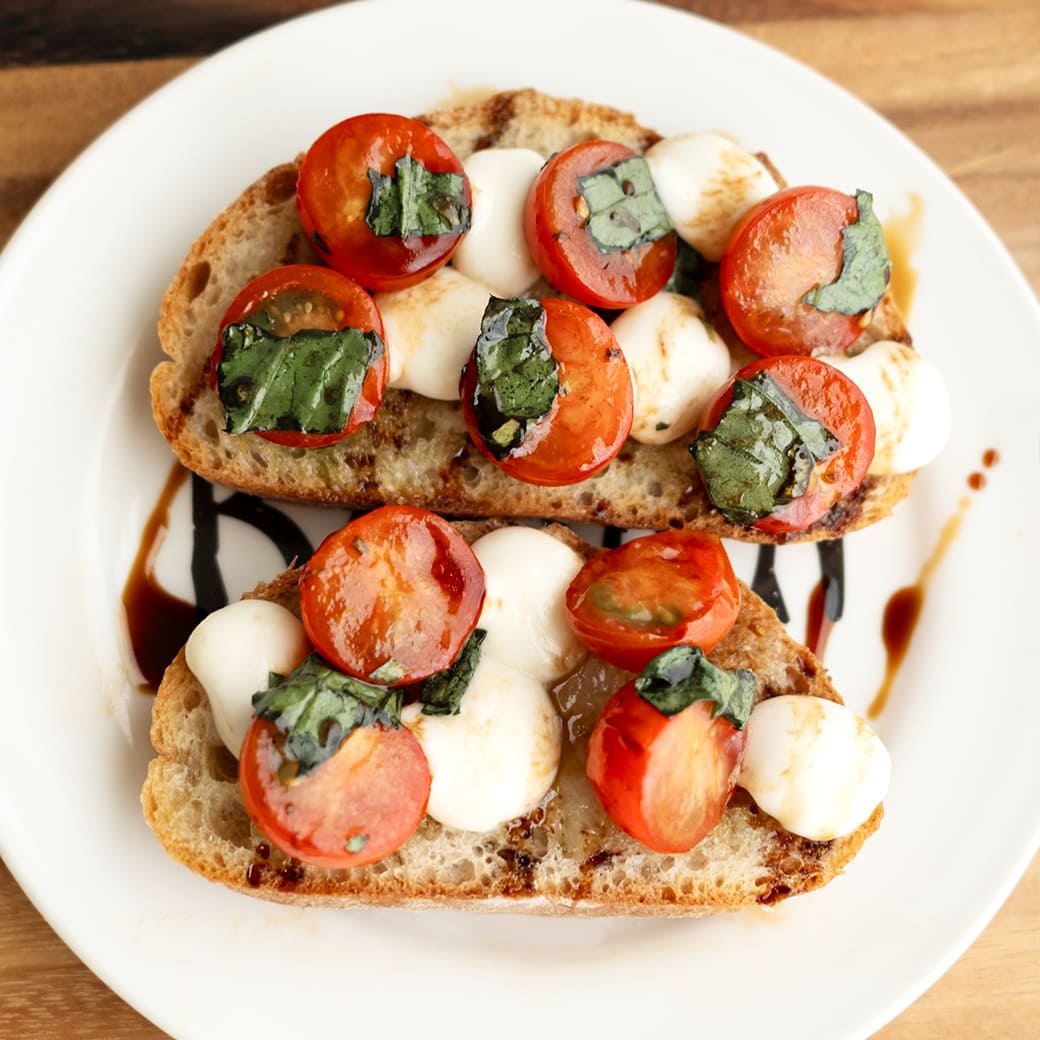 トマトとモッツァレラのバルサミコ・ブルスケッタ